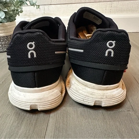 On Cloud 6 running shoes in black and whiteMen’s size 14